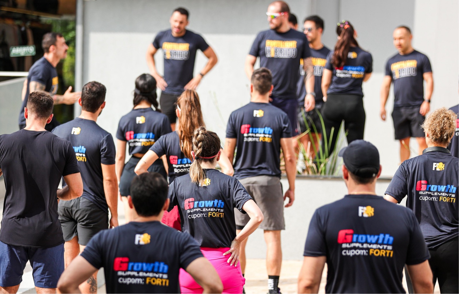 Colaboradores em treino corporativo ao ar livre