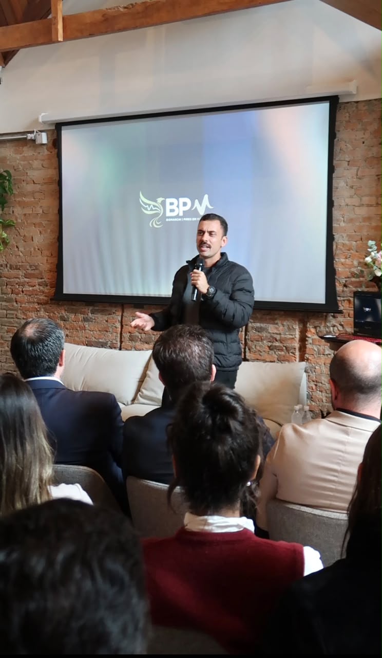 Nathan Forti conduzindo uma palestra corporativa para colaboradores
